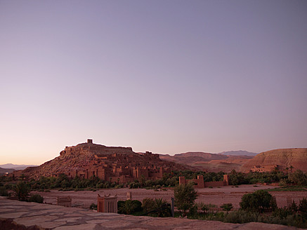 Marokko, Ait Benhaddou, Blick auf historische Filmkulisse in der Abenddämmerung - BSCF000063