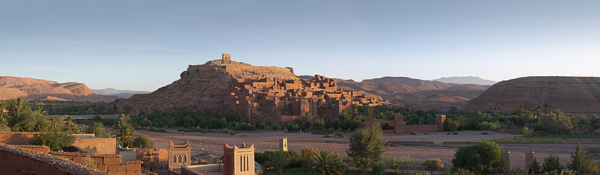 Marokko, Ait Benhaddou, Blick auf historische Filmkulisse bei Sonnenaufgang - BSCF000064