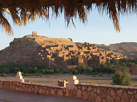 Marokko, Ait Benhaddou, Blick auf historische Filmkulisse bei Sonnenaufgang - BSCF000065