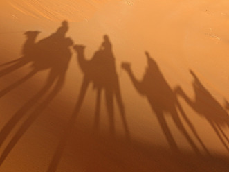 Nordafrika, Marokko, Merzouga, Schatten einer Karawane mit Kamelen und Touristen auf Sand - BSCF000077