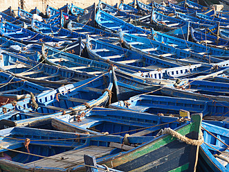 Marokko, Essaouira, Blaues Fischerboot im Hafen - BSCF000085