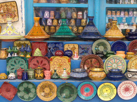 Marokko, Essaouira, Keramikladen im Souk, lizenzfreies Stockfoto