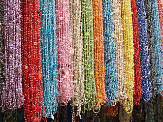 Marokko, Essaouira, Berberschmuck in einem Geschäft auf dem Souk - BSCF000096