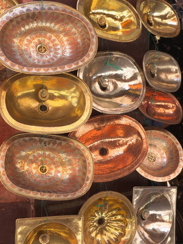 Marokko, Essaouira, Verschiedene Waschschüsseln aus Kupfer in einem Geschäft auf dem Souk, lizenzfreies Stockfoto