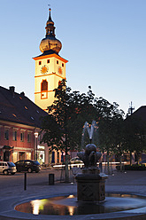 Deutschland, Bayern, Oberpfalz, Tirschenreuth, Ansicht der Pfarrkirche mit Fischbrunnen - SIEF001954