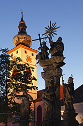 Deutschland, Bayern, Oberpfalz, Tirschenreuth, Ansicht der Pfarrkirche mit Dreifaltigkeitssäule - SIEF001955