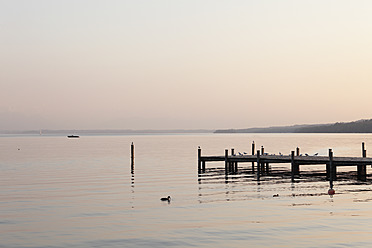 Deutschland, Bayern, Blick auf den Starnberger See am Abend - SIEF001942