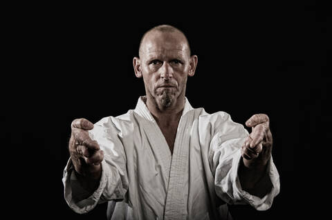 Deutschland, Bayern, Älterer Mann beim Karate, Porträt, lizenzfreies Stockfoto