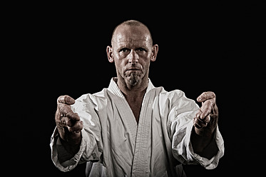Deutschland, Bayern, Älterer Mann beim Karate, Porträt - DK000182