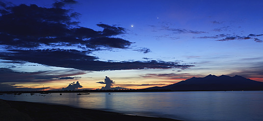 Indonesien, Lombock, Gili-Trawangan, Blick auf den Strand bei Sonnenaufgang - WVF000168