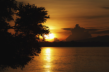 Indonesien, Lombock, Gili-Trawangan, Blick auf den Strand bei Sonnenaufgang - WVF000169