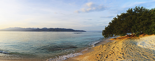 Indonesien, Lombock, Gili-Trawangan, Blick auf den Strand bei Sonnenaufgang - WVF000170