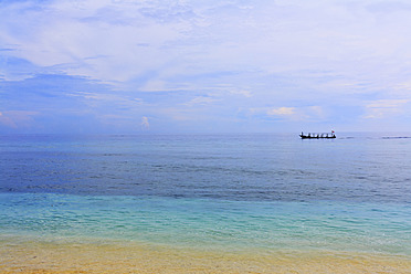 Indonesien, Lombock, Gili-Trawangan, Blick auf Boot im Meer - WVF000179