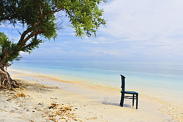 Indonesien, Lombock, Gili-Trawangan, Blick auf Strand mit Stuhl - WVF000180