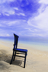 Indonesien, Lombock, Gili-Trawangan, Blick auf Strand mit Stuhl - WVF000217