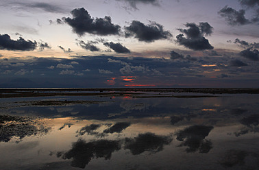 Indonesien, Lombock, Gili-Trawangan, Blick auf den Strand in der Abenddämmerung - WVF000213