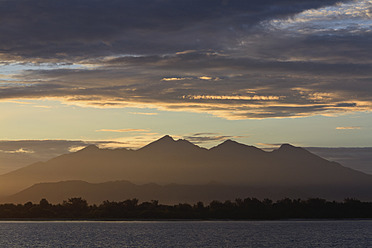 Indonesien, Lombock, Gili-Trawangan, Blick auf den Strand bei Sonnenaufgang - WVF000212