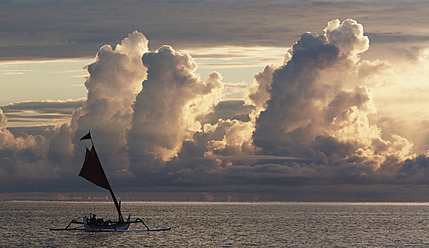 Indonesien, Lombock, Gili-Trawangan, Blick auf Sonnenaufgang mit Fischkutter im Meer - WVF000211