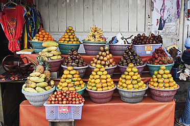 Indonesien, Insel Bali, Denpasar, Obststand auf dem Markt - WVF000183