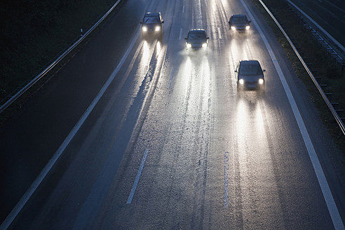 Deutschland, Bayern, Autos auf der Autobahn bei Regen - FLF000002