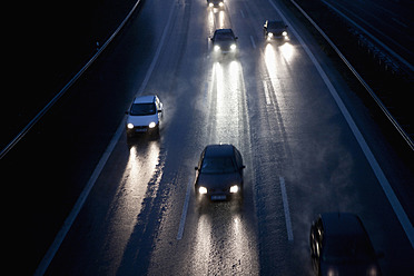 Deutschland, Bayern, Autos auf der Autobahn bei Regen - FLF000016