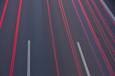 Deutschland, Bayern, Lange Exposition von Fahrzeugen auf der Autobahn bei Regen - FLF000003