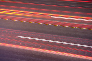 Deutschland, Bayern, Lange Exposition von Fahrzeugen auf der Autobahn bei Regen - FLF000004