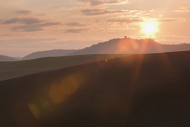 Italien, Toskana, Blick auf die Landschaft bei Sonnenuntergang - FLF000015