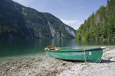 Deutschland, Bayern, Koenigssee, Blick auf Ruderboot am See - FLF000013