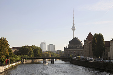 Deutschland, Berlin, Blick auf Fernsehturm mit Spree - JMF000051