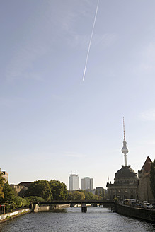 Deutschland, Berlin, Blick auf Fernsehturm mit Spree - JMF000052