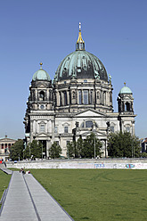 Deutschland, Berlin, Schlossplatz, Blick auf den Berliner Dom - JMF000059