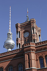 Deutschland, Berlin, Fernsehturm mit rotem Rathaus - JMF000062