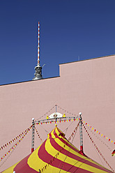 Deutschland, Berlin, Fernsehturm mit Zirkus - JMF000064