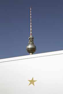 Deutschland, Berlin, Fernsehturm mit Stern gegen Himmel - JMF000065