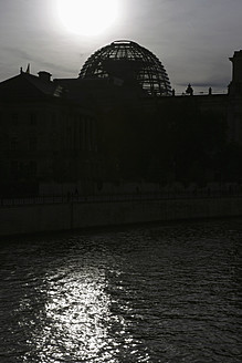 Deutschland, Berlin, Reichstag, Silhouette des Gebäudes mit Spree - JMF000088