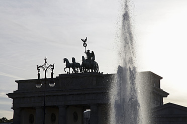 Deutschland, Berlin, Blick auf das Brandenburger Tor mit Springbrunnen - JMF000085
