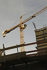 Deutschland, Berlin, Blick auf einen Kran auf einer Baustelle - JMF000084