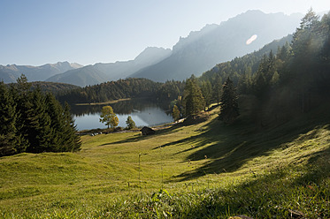 Deutschland, Bayern, Mittenwald, Blick auf Berge mit Teich - RNF000666