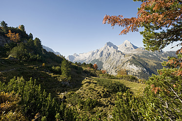 Deutschland, Bayern, Mittenwald, Blick auf Berge - RNF000667