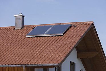 Deutschland, Oberbayern, München, Blick auf neues Dorfhaus mit Solaranlage - TCF001845