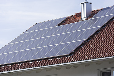 Deutschland, Oberbayern, München, Blick auf neues Dorfhaus mit Solaranlage - TCF001842