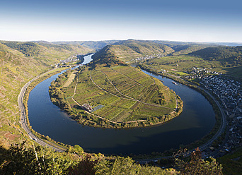Deutschland, Rheinland-Pfalz, Bremm, Blick auf die gewundene Mosel und den Weinberg von Calmont - BSCF000104