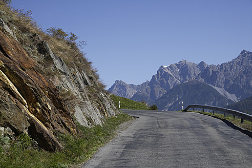 Schweiz, Graubünden, Unterengadin, Blick auf die kleine Strasse von Ardez nach Ftan, Berge im Hintergrund - TCF001820