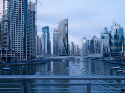 Vereinigte Arabische Emirate, Dubai, Blick auf Wolkenkratzer mit Hafen, lizenzfreies Stockfoto