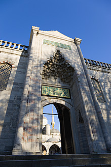 Türkei, Istanbul, Blick auf die Blaue Moschee durch den Ausgang - PSF000619