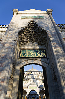 Türkei, Istanbul, Blick auf die Blaue Moschee durch den Ausgang - PSF000620