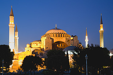 Türkei, Istanbul, Sultanahmet, Blick auf das Haghia Sophia Museum bei Sonnenuntergang - PSF000624