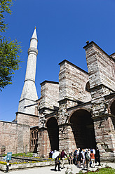 Türkei, Istanbul, Sultanahmet, Touristen im Hagia Sophia Museum - PSF000626