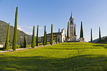 Schweiz, Tessin, Montagnola, Blick auf Kirche mit Zypresse - WDF001031
